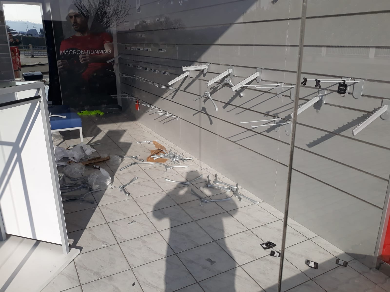 Furto notturno al Macron Store di Alessandria