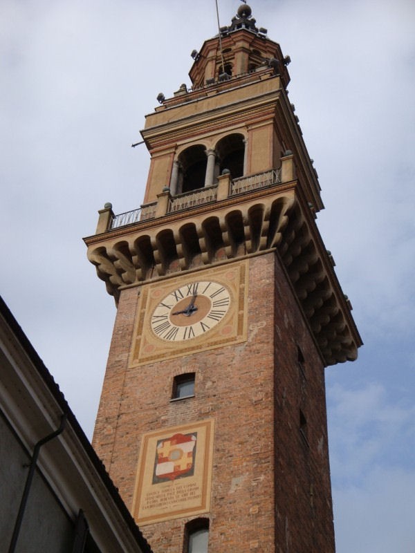 La Torre Civica di Casale si illumina di rosa per la Giornata della consapevolezza del lutto perinatale
