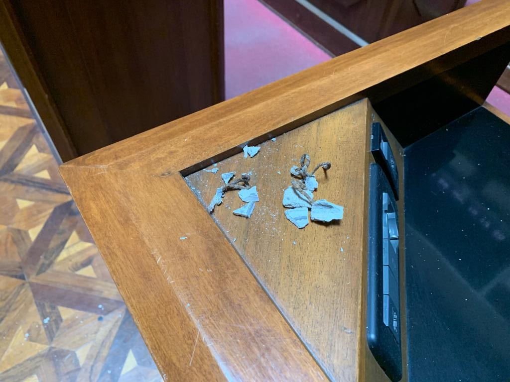 Piccoli calcinacci nell’aula del Consiglio Comunale: seduta ridotta