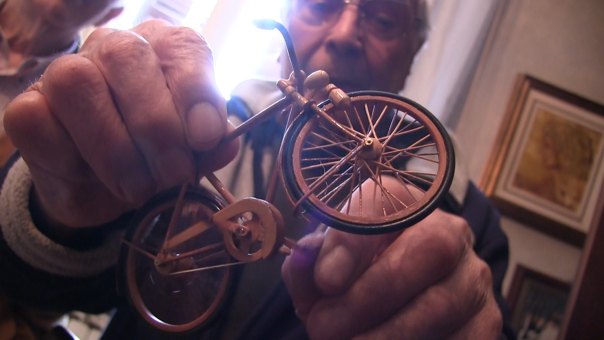 Roberto, Geppetto moderno: a 92 anni crea giocattoli e capolavori