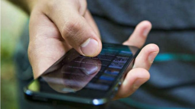 “No cellulare a scuola? Divieto già in vigore, ecco come lo applichiamo”: i presidi dopo la circolare del Ministro