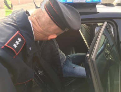 Latitante rintracciato da parenti