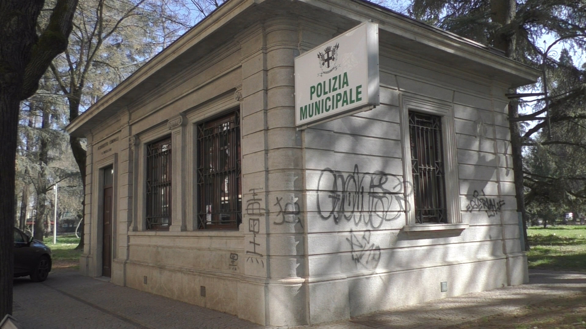 Presidio Polizia Locale ai giardini della stazione: “Mai stato chiuso e da marzo di nuovo funzionante”