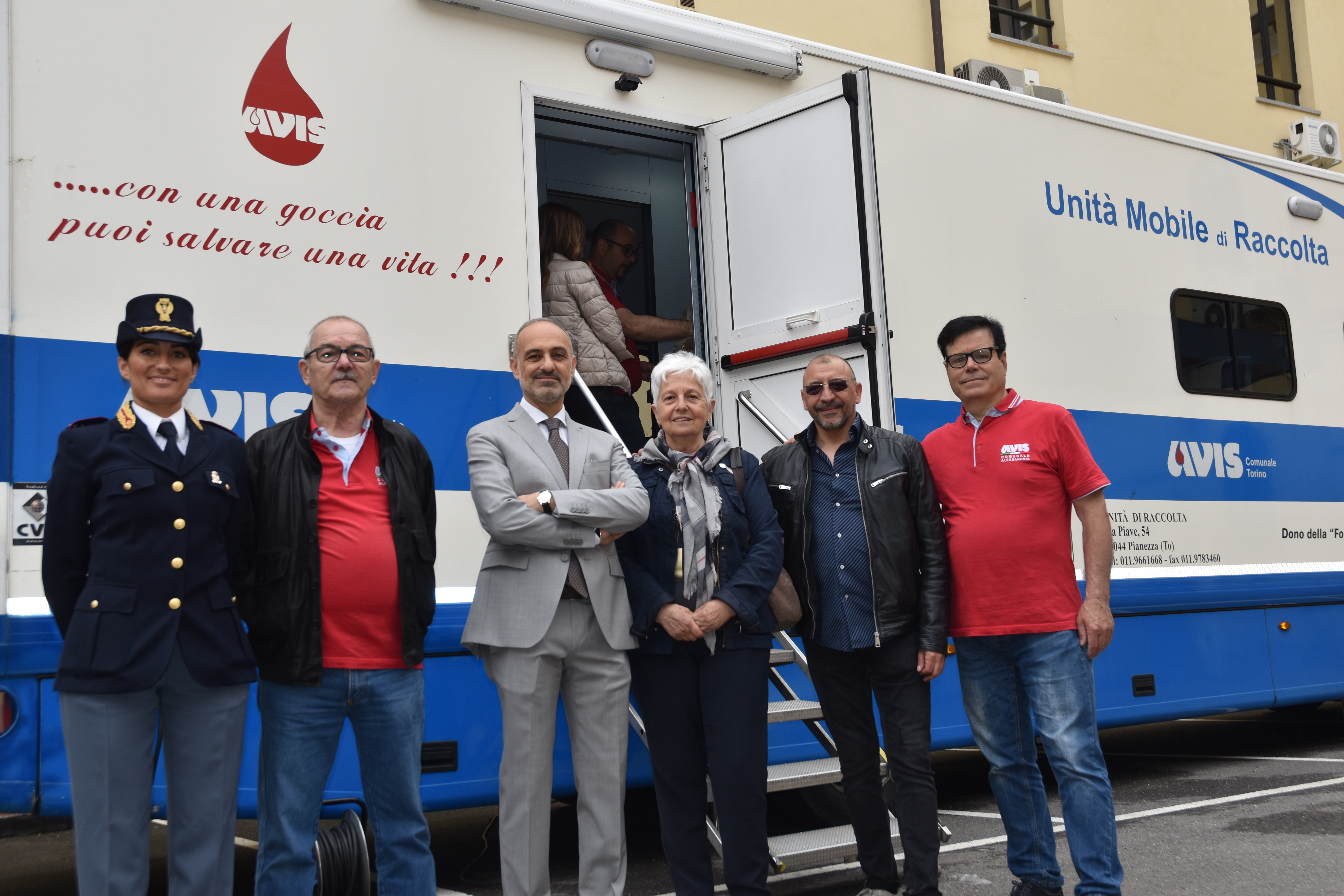 La Polizia dona il sangue: autoemoteca Avis in Questura tutto il giorno