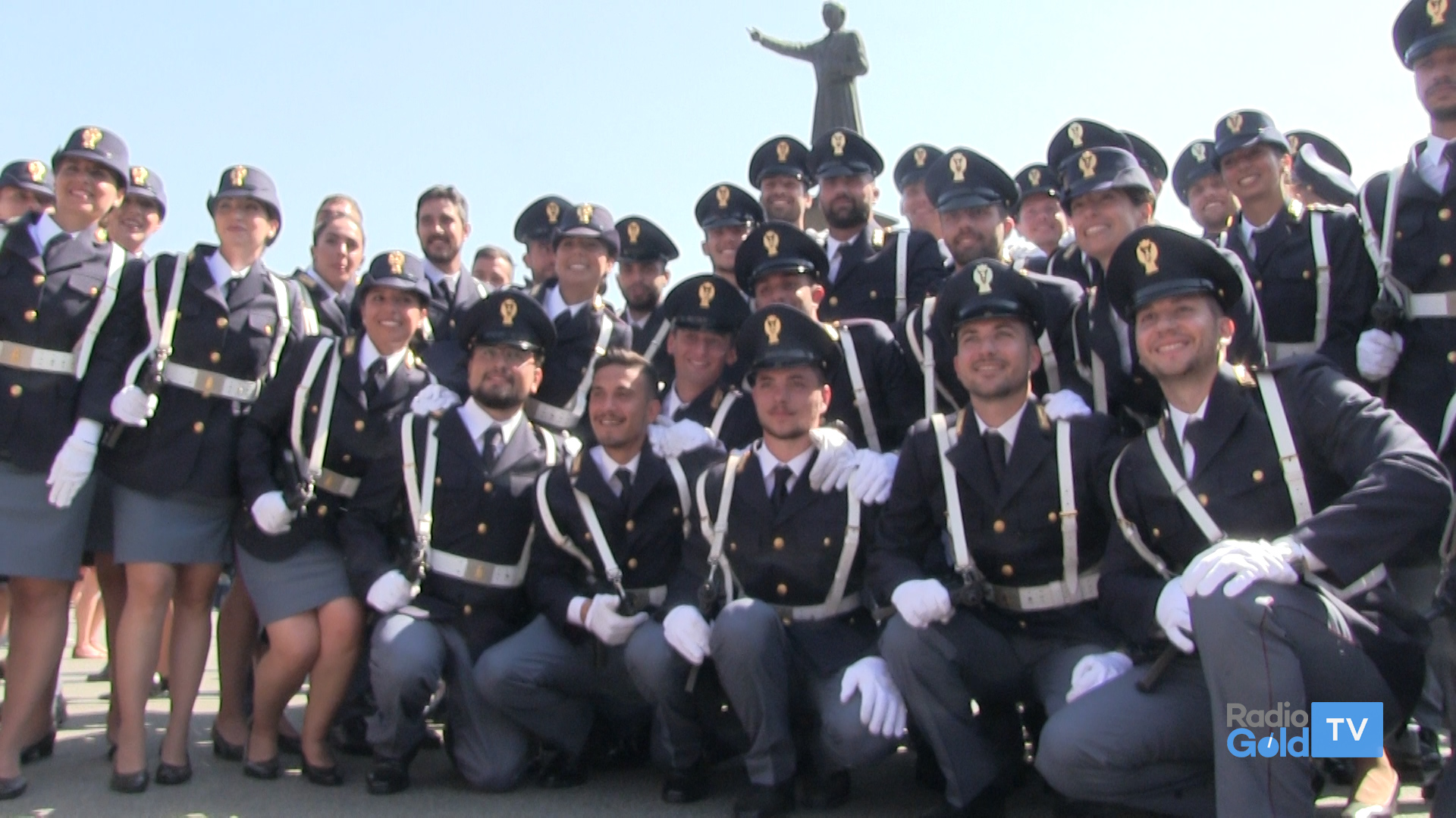 Gli agenti premiati al giuramento degli allievi della polizia