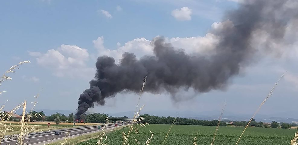Colonna di fumo nero a Lobbi: a fuoco un capanno per gli attrezzi
