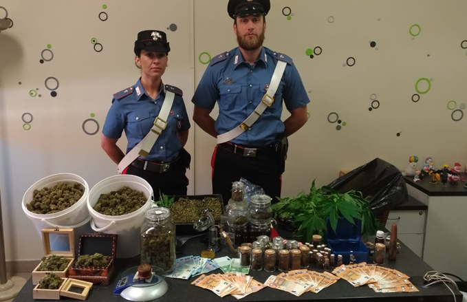 L’odore di marijuana smaschera due fratelli: in casa 3 chili di sostanza