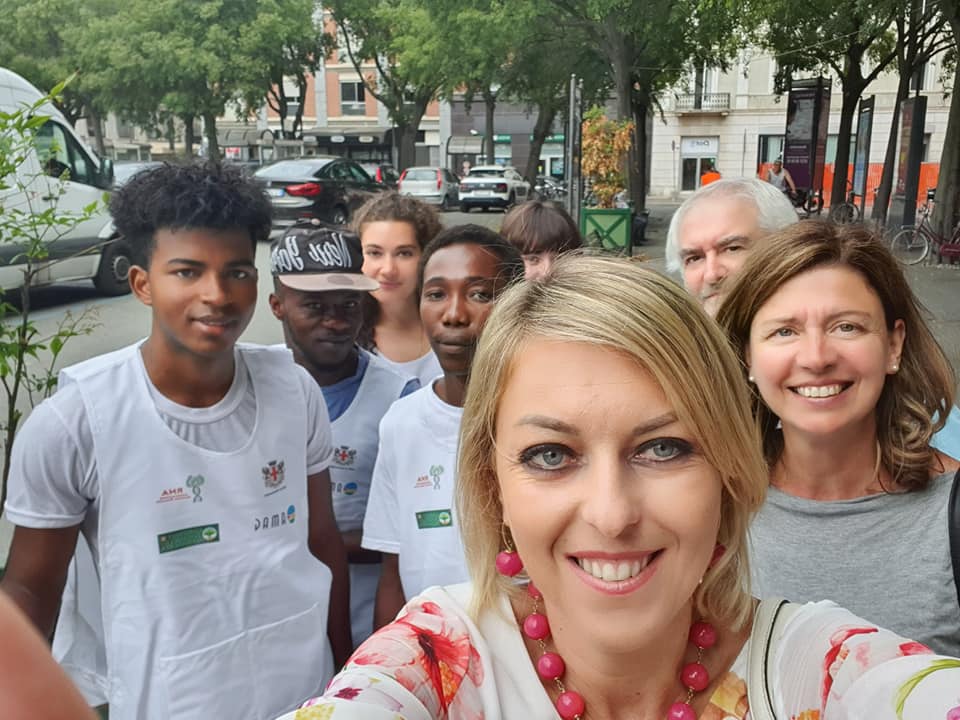 Migranti al lavoro sulle fioriere del centro: “Alessandria Città Normale”