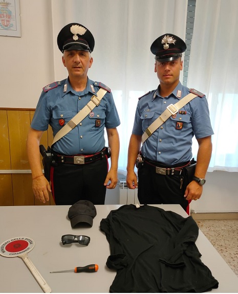Rintracciato dopo rapina in una tabaccheria aggredisce i Carabinieri. Arrestato.   