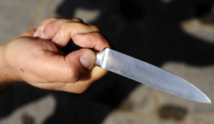 Anziano minaccia con un coltello la ex badante