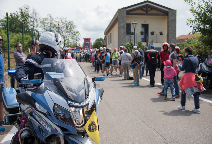 La Polizia stradale affianca le migliori cicliste del mondo