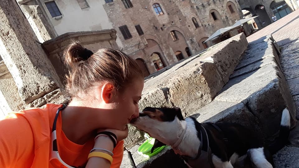 Martina e Kira oggi a Siena, con un nuovo compagno di viaggio