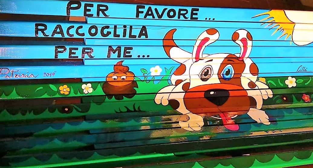 A Valenza una panchina e un cartello lanciano nuovi messaggi sociali