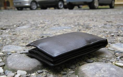 Ruba un portafogli ma gli cade il cellulare: ladro maldestro a Novi