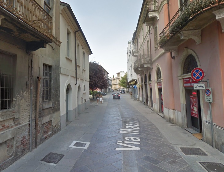 Sferra pugno a una ragazza per derubarla. Subito bloccato e arrestato