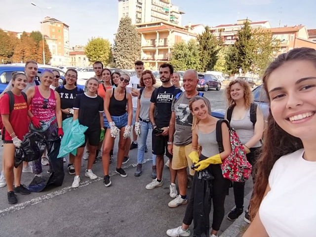 Hanno ripulito un pezzo di Alessandria e ora portano in strada anche il Comune