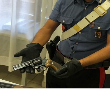 Non vuole farsi visitare. Ottantenne minaccia famigliari e guardia medica con un’arma