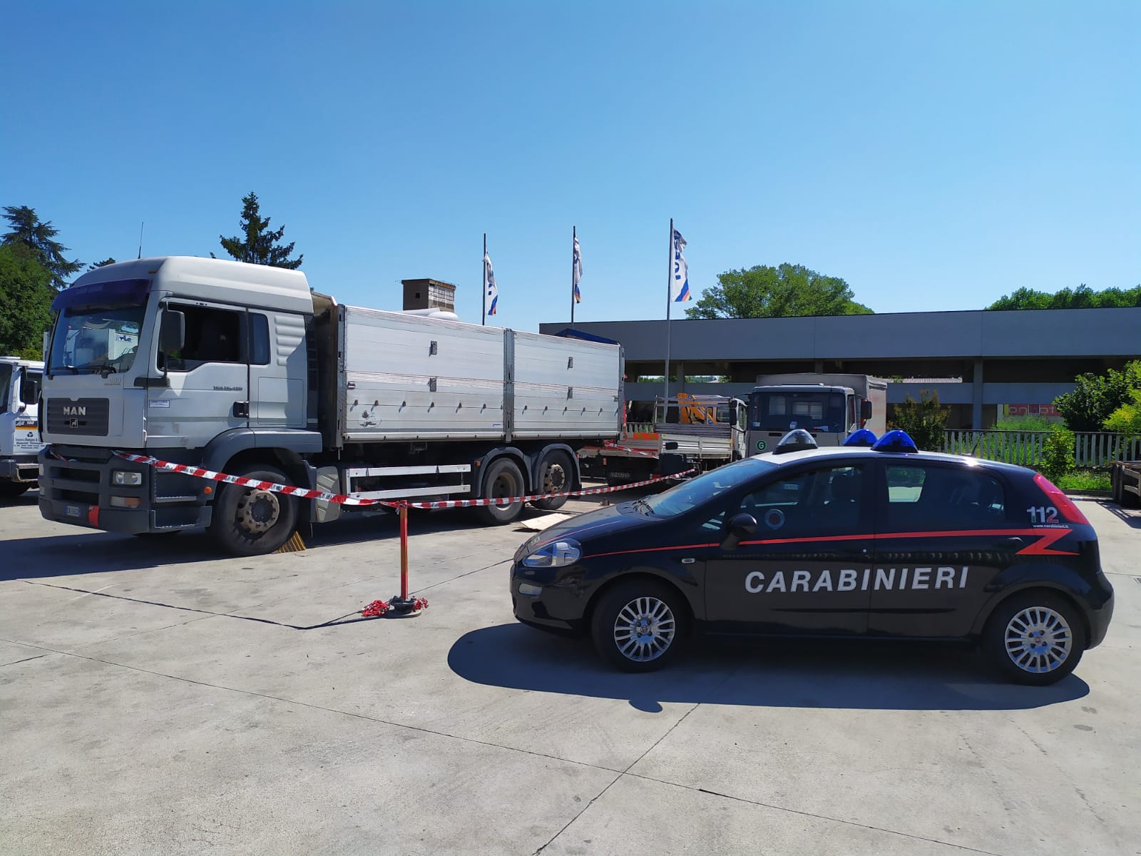 Investito da un tir in manovra: muore 79enne