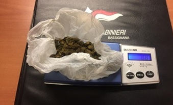 Sorpreso in auto con dieci grammi di marijuana: denunciato