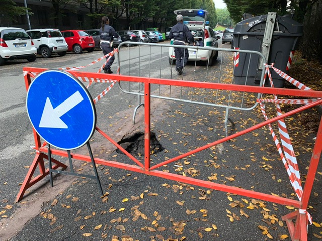Grossa buca in viale Medaglie d’Oro ad Alessandria