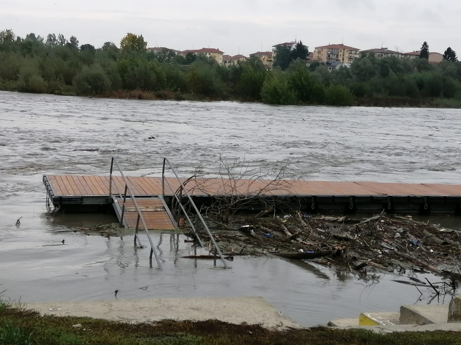 Il maltempo danneggia anche l’imbarcadero di Casale