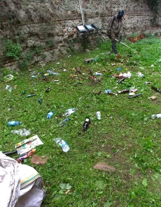 Ripuliti i fossati del Castello di Casale
