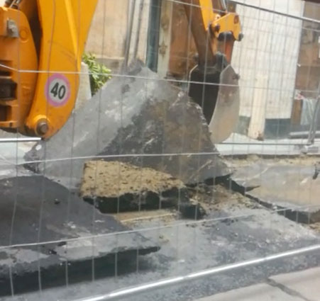 In un giorno un’intera via smantellata a Casale: lo stupore dei cittadini e la rabbia del sindaco