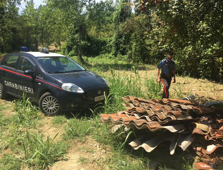 Rifiuti abbandonati in un campo incolto: denunciato imprenditore edile
