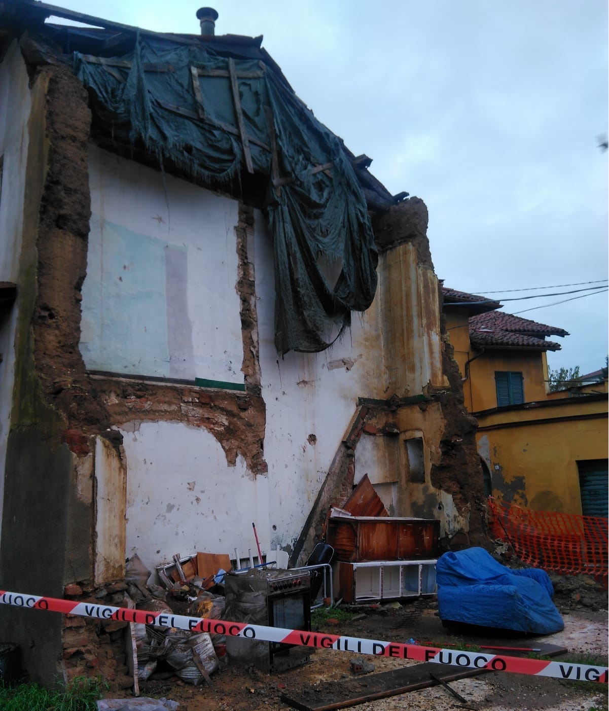 Possibile rischio crolli in una casa abbandonata: pompieri a Frugarolo