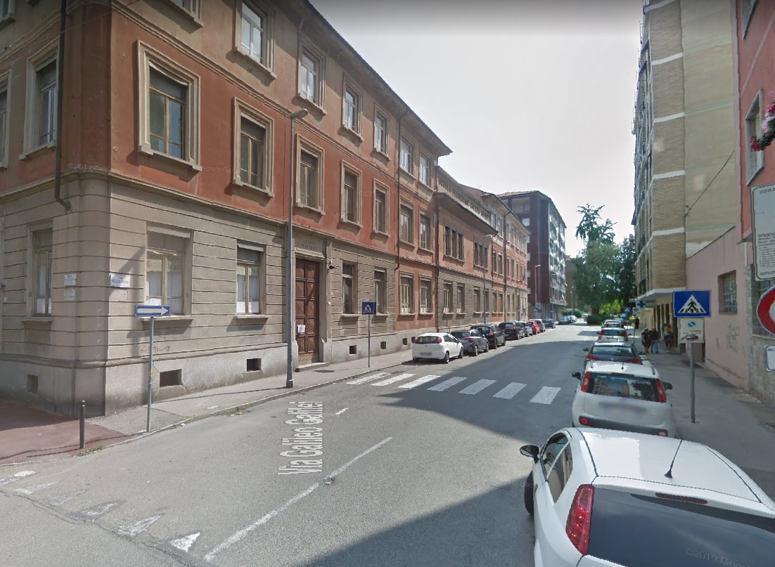 Scuola Galilei: un tondino di gesso si stacca dal soffitto dell’aula magna. Nessun alunno coinvolto