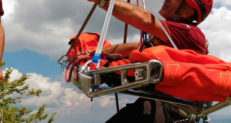 In cerca di funghi anziana cade in un dirupo: salvata dai Vigili del Fuoco