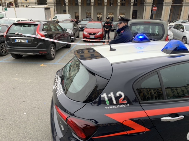 Uomo trovato in un lago di sangue nel parcheggio in piazza Garibaldi