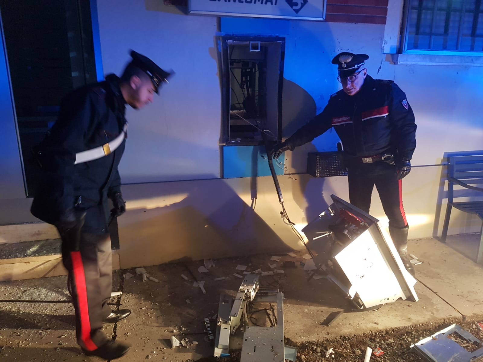 Malviventi in azione: fanno esplodere bancomat a Mombello