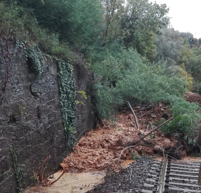 Maltempo: frana sulla ferrovia. Treni cancellati sulla Alessandria-Savona