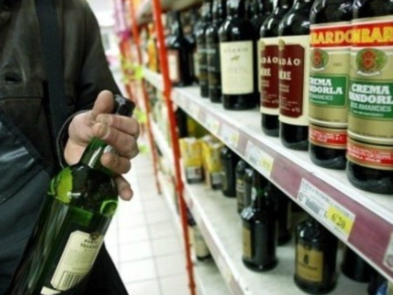 Due denunce per furto aggravato ad Alessandria: rubate una felpa e cinque bottiglie di superalcolici
