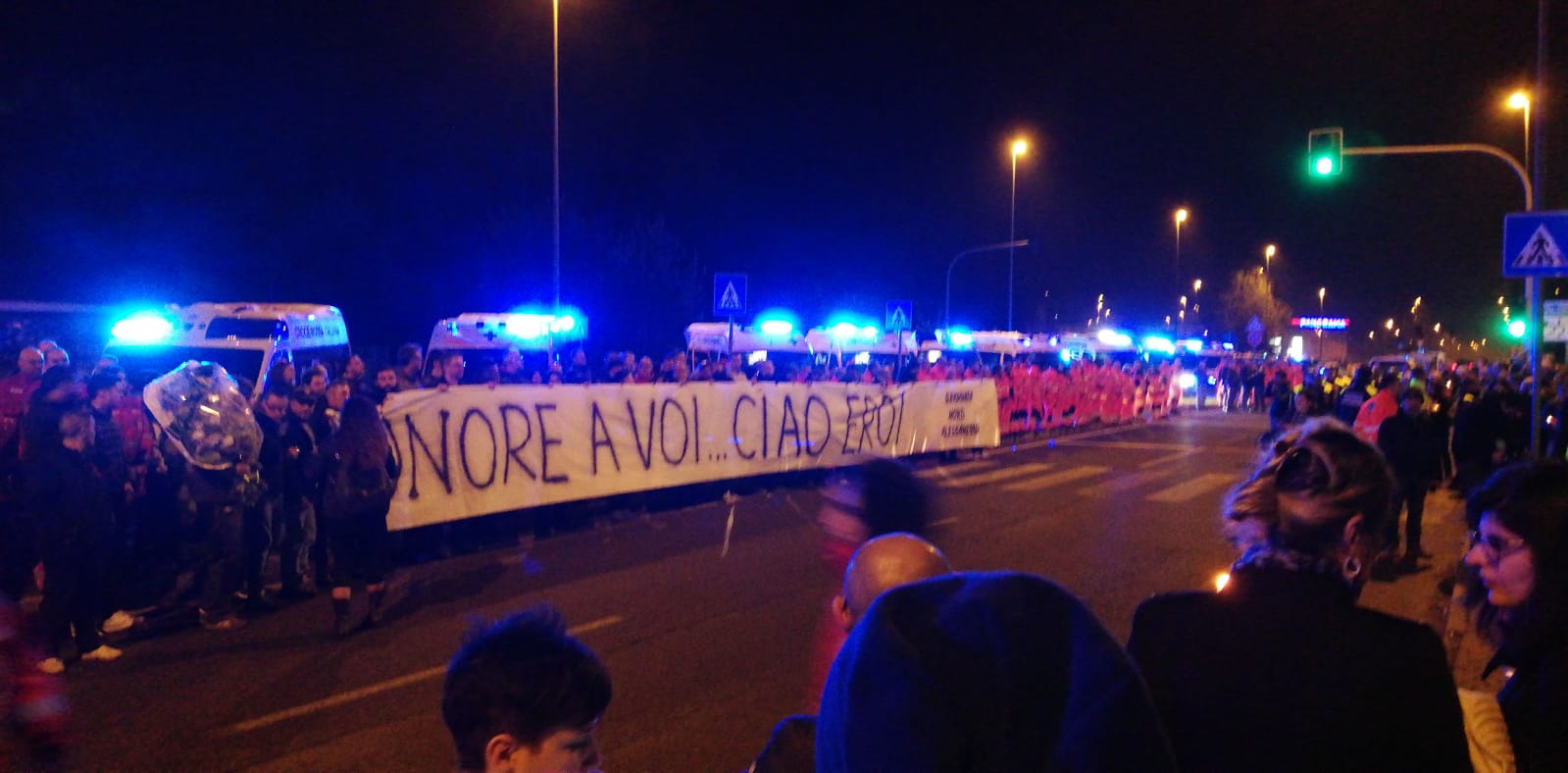 Orgoglio grigio e Gradinata Nord al fianco dei Vigili del Fuoco