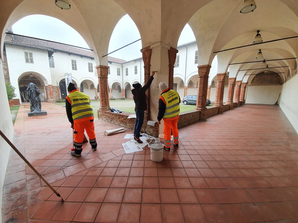 Dopo l’azione dei vandali intervento per pulire le colonne del chiostro di Casale
