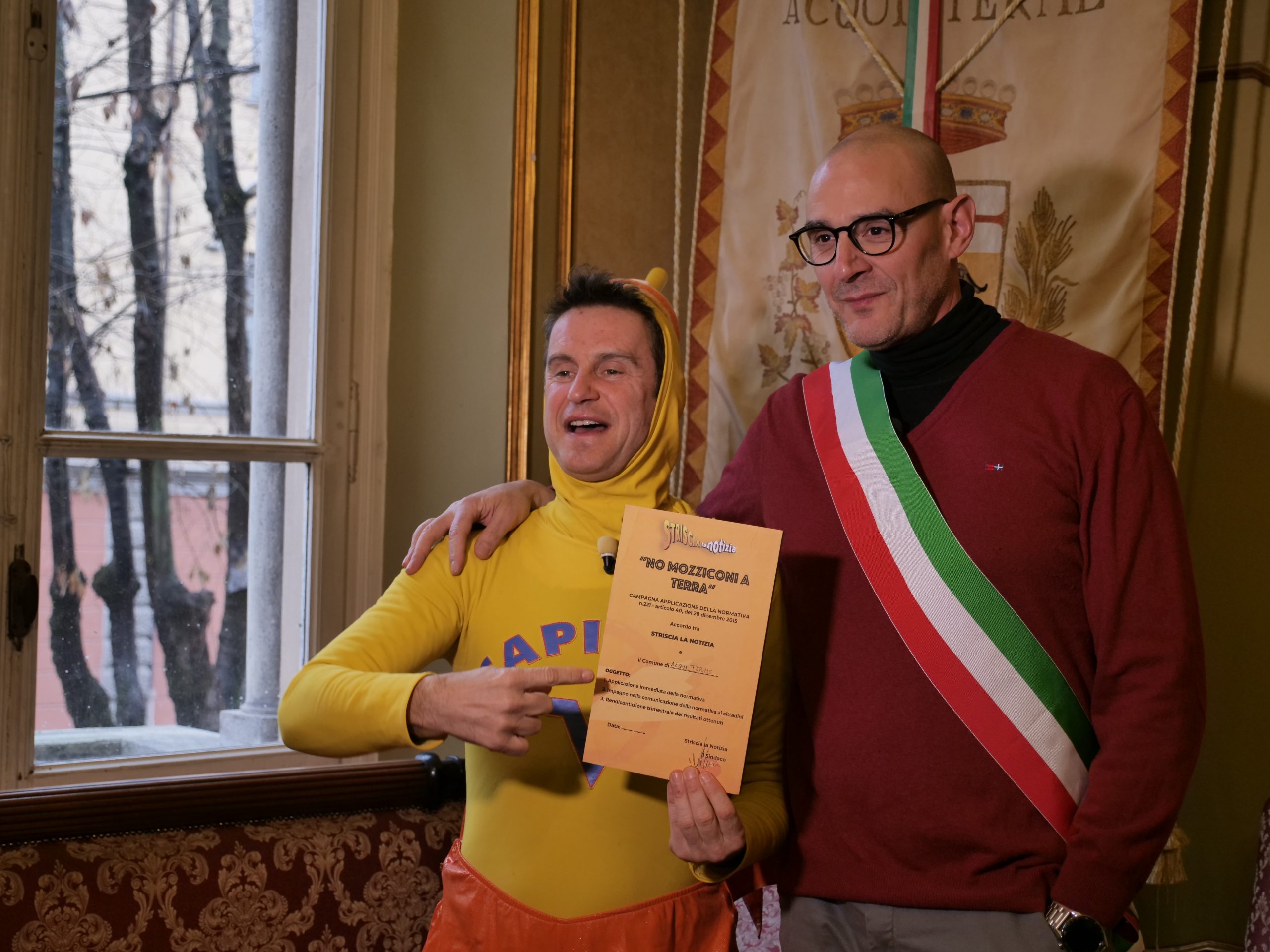 “Basta sigarette a terra”. Anche Acqui aderisce alla campagna di Striscia