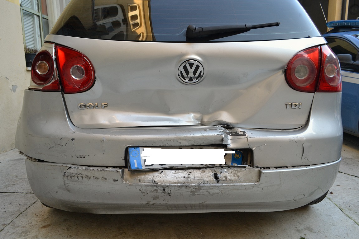 Con la droga in auto provano a sfondare posto di blocco: tre arresti