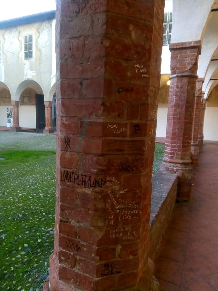 Chiostro quattrocentesco di Casale imbrattato con scritte e disegni