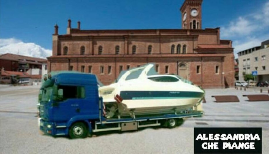 Sarcasmo e fotomontaggi per contestare l’apertura al traffico di piazza Santa Maria di Castello