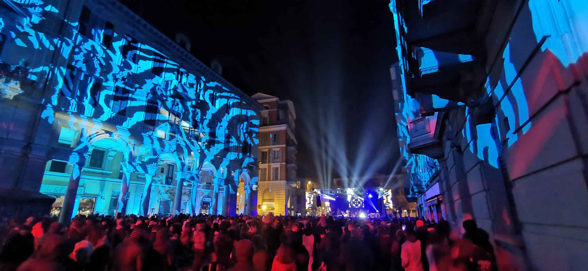 Piazza stracolma ad Alessandria per accogliere il 2020