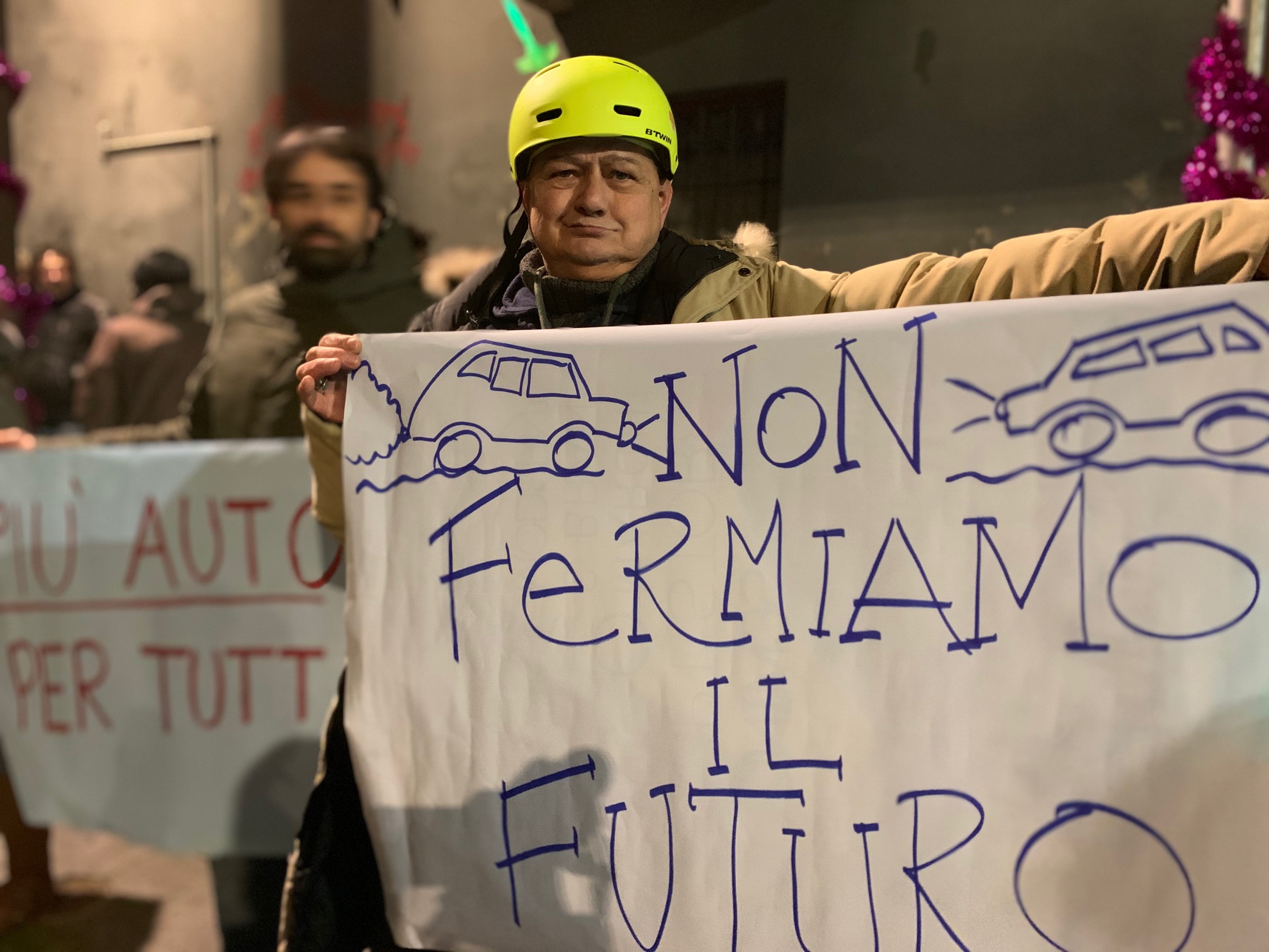 In 300 per salutare con ironia il progresso che entra in piazza Santa Maria di Castello