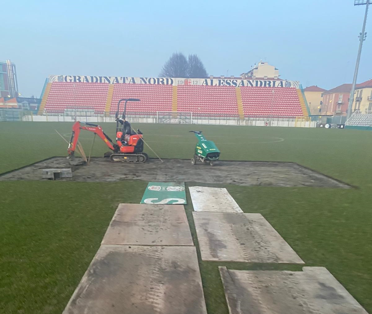Lavori al manto erboso del Moccagatta in vista della Carrarese
