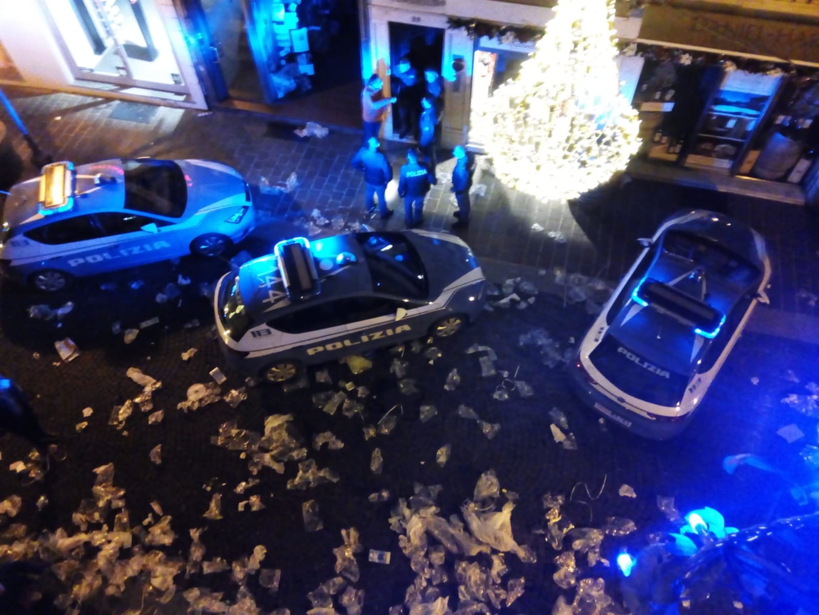 Plastica rovesciata a terra in via dei Martiri. Inciviltà di Capodanno indigna cittadina