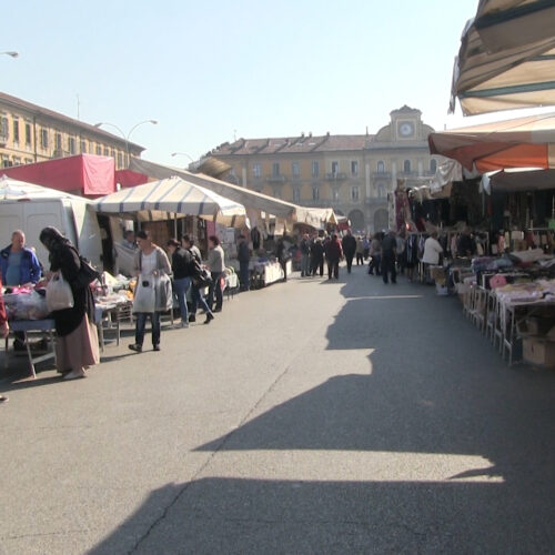 Il mercato del giovedì finirà prima: “Più parcheggi per lo shopping natalizio”
