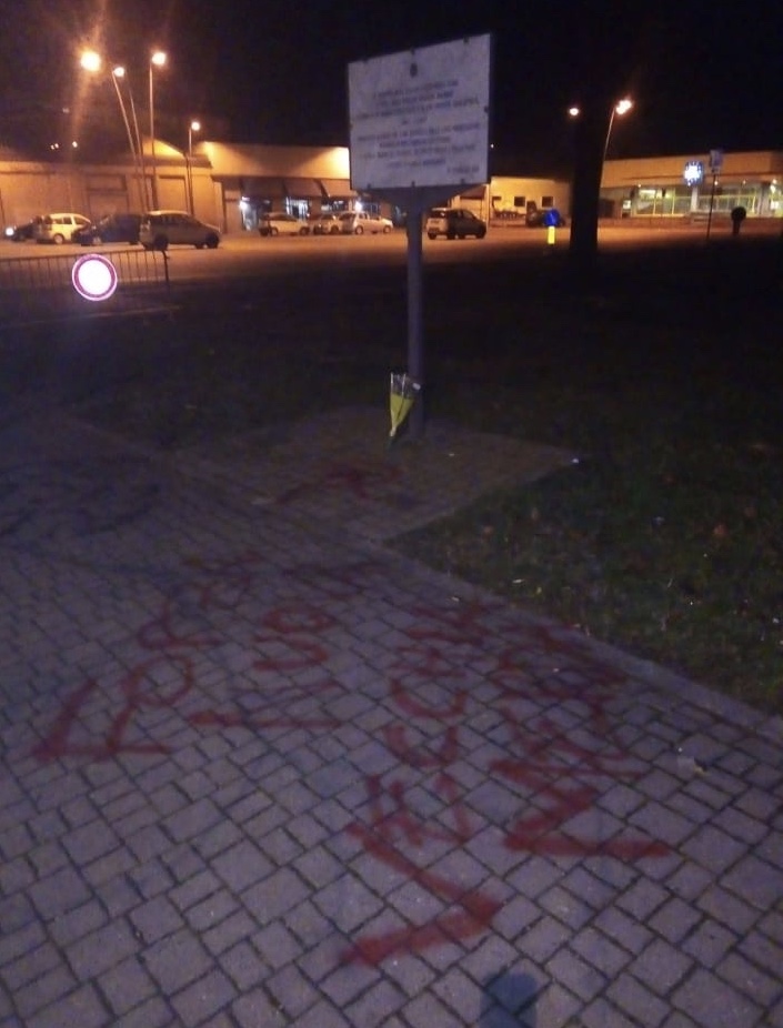Nella notte scritte contro Forza Nuova a Casale