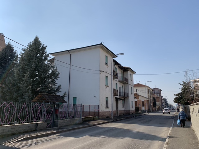 Nella notte a fuoco il tetto di un edificio al Cristo