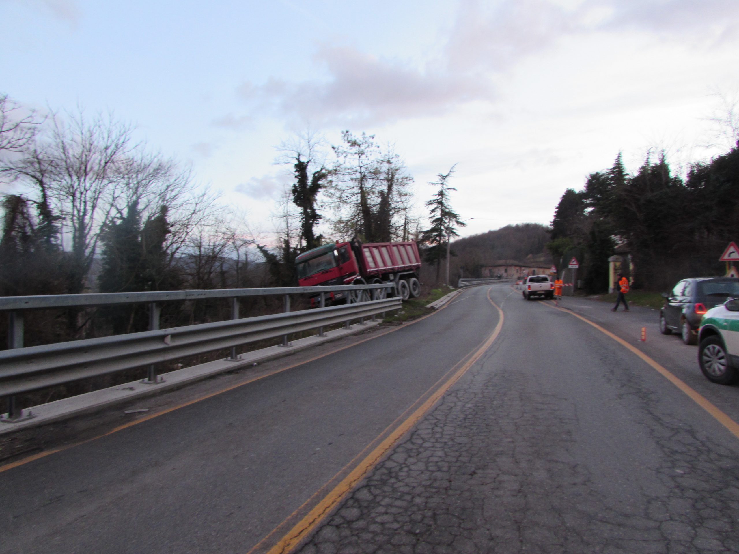 Camion incustodito provoca incidente e finisce fuori strada