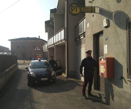 Insegue e strattona dipendente delle poste per la consegna di una raccomandata: 27enne denunciato
